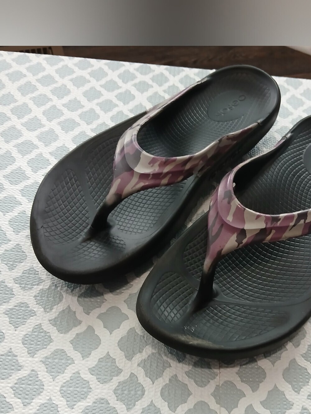 Oofis Black Flip Flop Sandals with Purple Camo Straps Womens 9